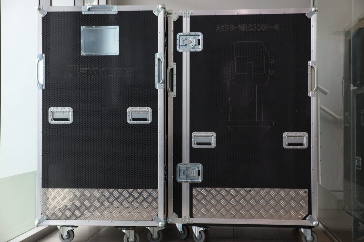 Road case with built-in ramp