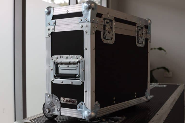Case with retractable handle