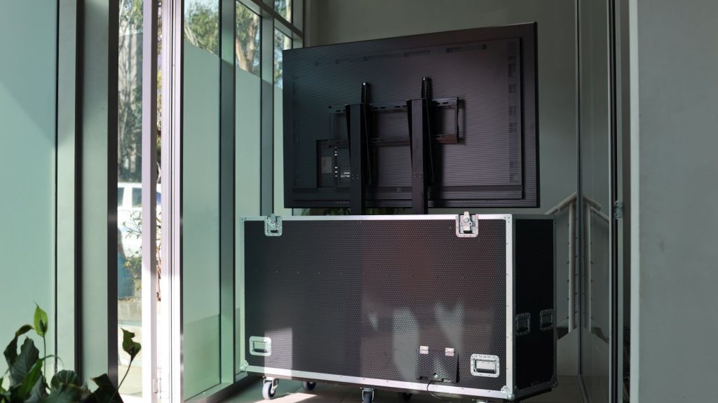 TVL Samsung QM75R road case 2