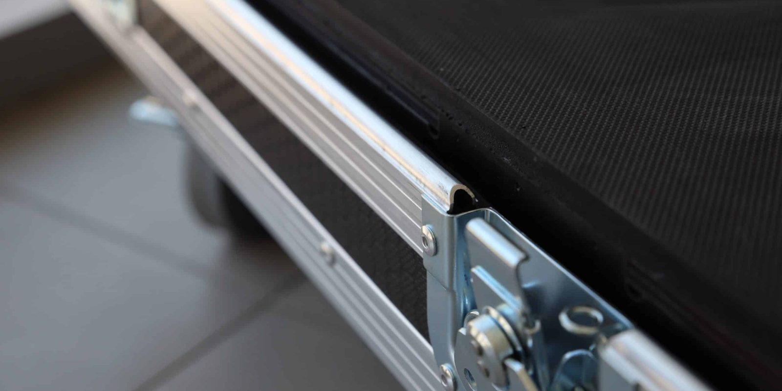 road case edge extrusion